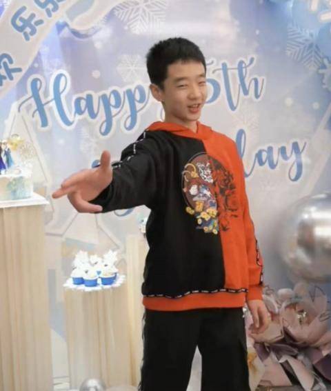 杨威晒女儿生日照,杨阳洋性格活泼身高超过爸爸,祝他们永远幸福_遗传