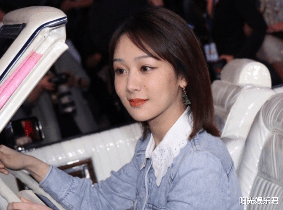 杨紫近照又瘦了不少,但神情疲惫让人心疼,笑容僵硬还没了灵动