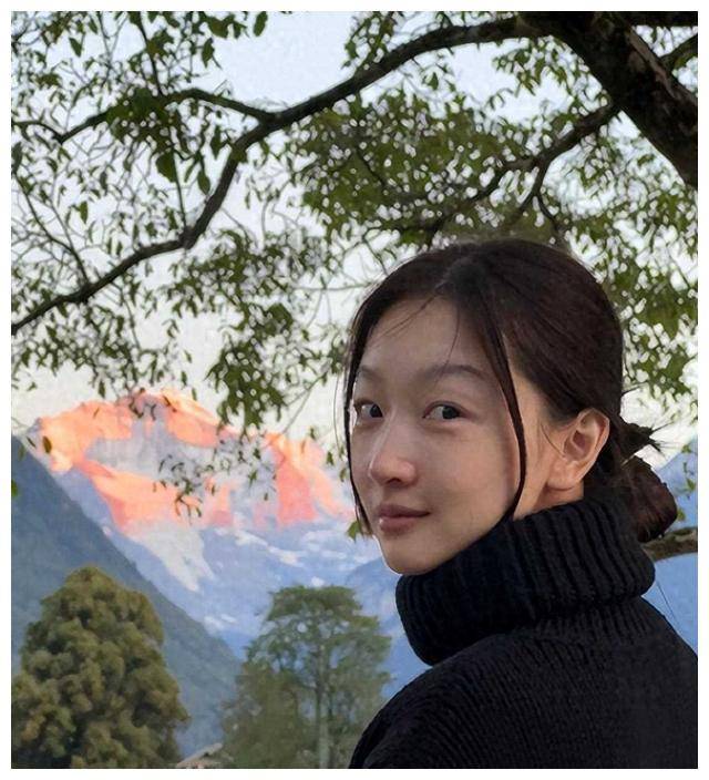 周冬雨32岁素颜自拍,真实状态全显,身心皆美,让您见证.