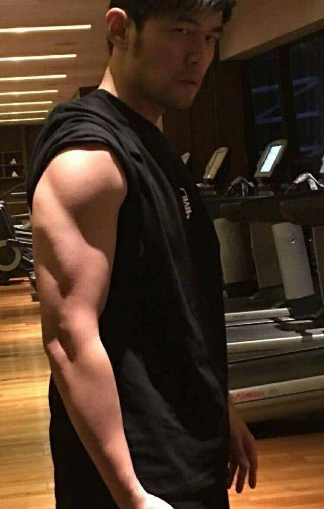 boy,与刘耕宏拍照却借位秀肌肉以假乱真 网友:幼稚鬼_周董_照片_黑色