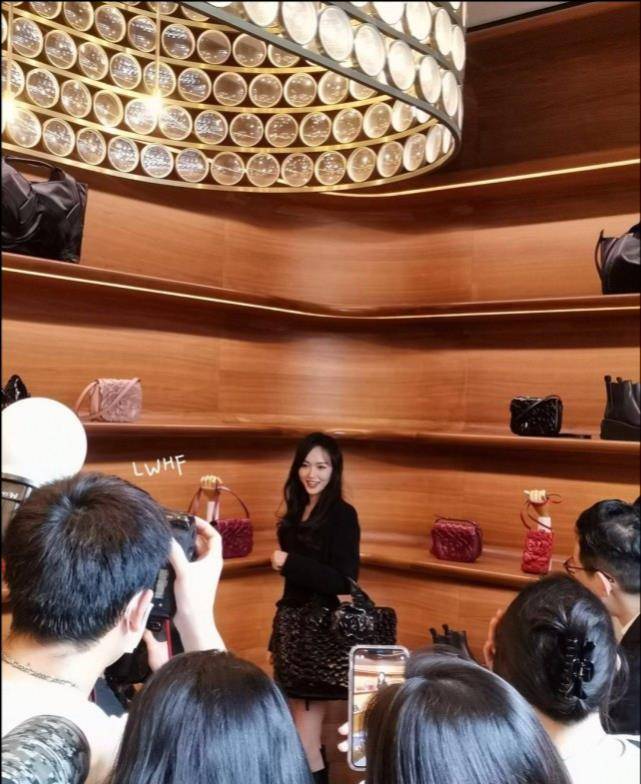 唐嫣被罗晋宠得越来越少女了,筷子腿连鞋都挂不住,这状态确定是宝妈?
