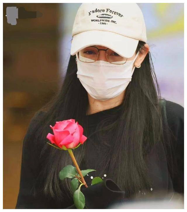 迪丽热巴耳骨钉现身云南,粉丝围堵抢看! 闪耀现场,引发热议.