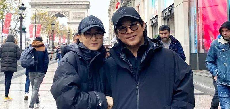 57岁李连杰交出20亿身家给老婆安全感,利智放弃演艺事业甘做主妇_太太