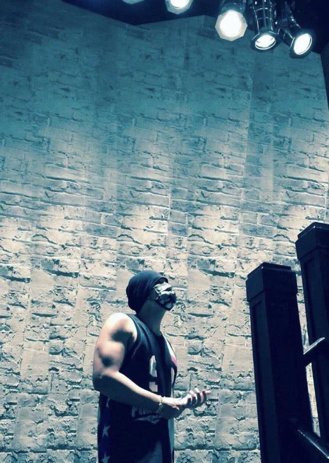 boy,与刘耕宏拍照却借位秀肌肉以假乱真 网友:幼稚鬼_周董_照片_黑色