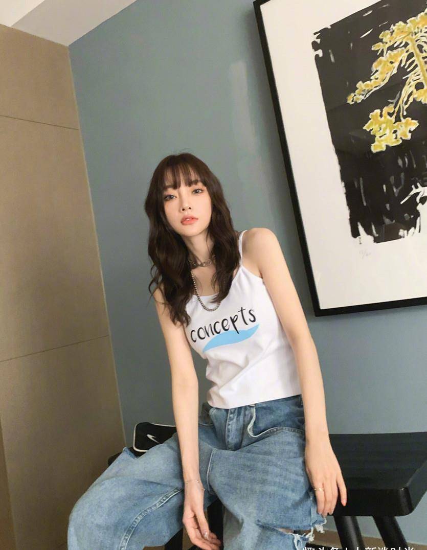 李小璐私服照曝光,扎脏辫化浓妆,网红范愈发明显_造型_一身_时尚