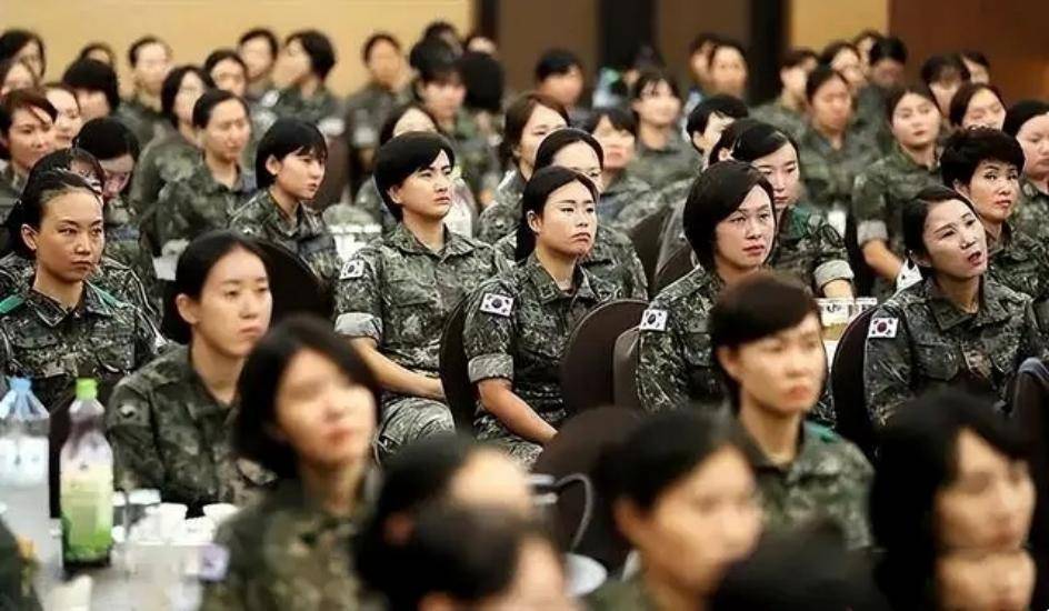 2021年韩国女兵结婚当晚自杀,死前录像揭露真相,文在寅参加葬礼_李