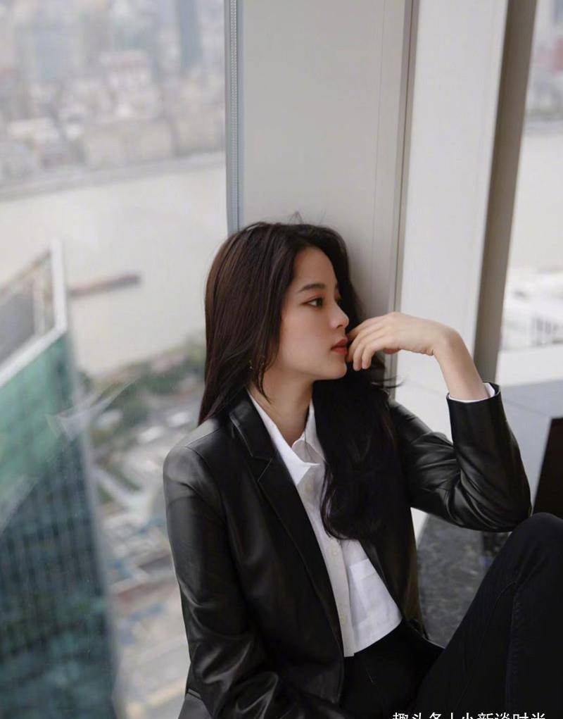 欧阳娜娜穿着朴素走机场,还是一眼被认出_造型_连衣裙_淑女