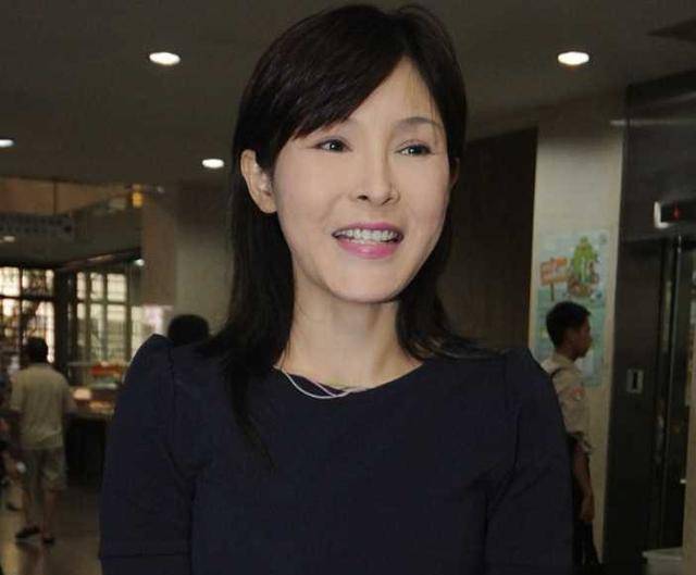 52岁女星削发为尼后罕露面,没穿袈裟重新长头发,本