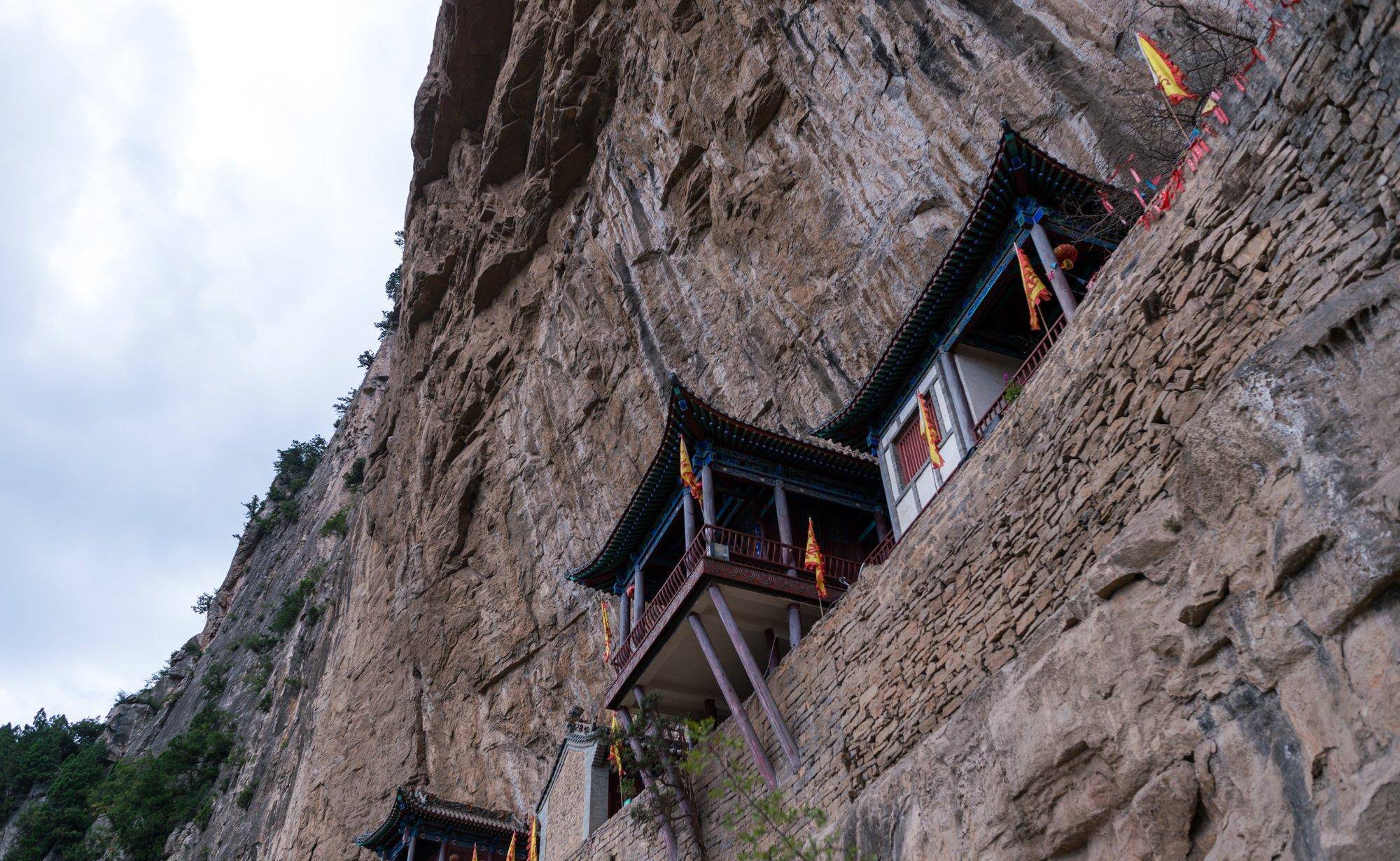 山西被忽略的"悬空寺",建在悬崖绝壁之上,丝毫不输恒山悬空寺_丘山_建