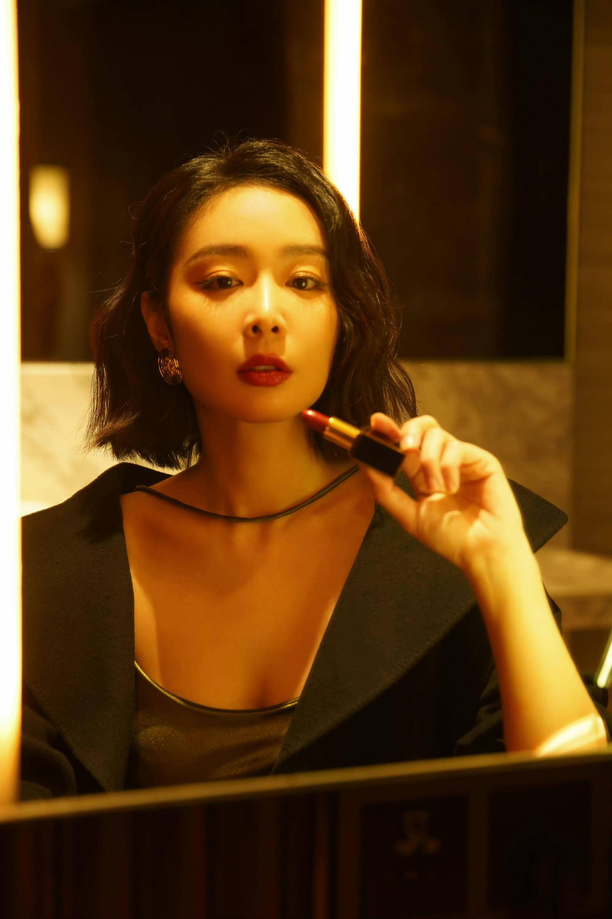 《狂飙》"大嫂"高叶一夜爆红,近日写真爆出 烈焰红