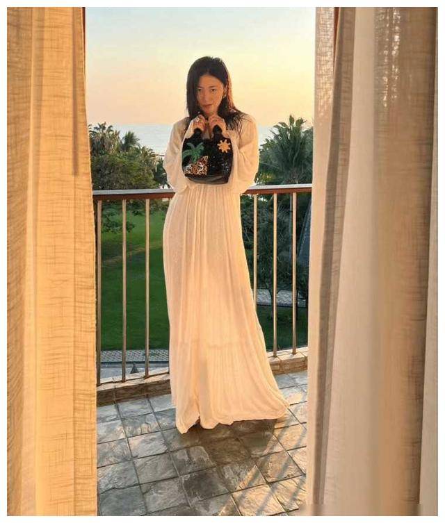 朱珠家三亚游,3000元包包凹造型,泳装穿搭遭吐槽._一家人_阳光和_网友