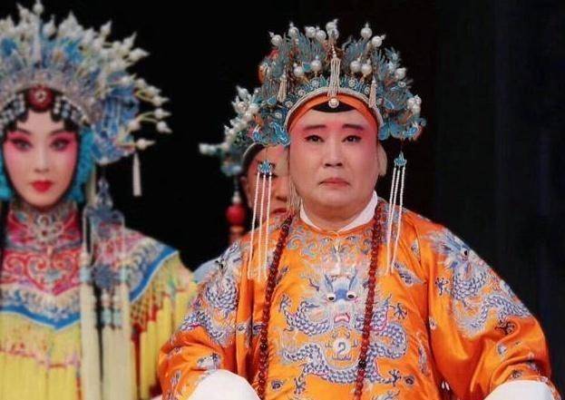郭德纲的京剧争议太大,其实他不唱京剧就是拯救京剧了!