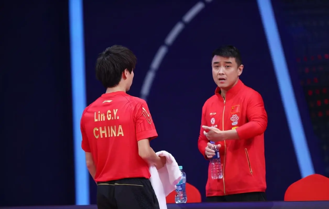中国乒乓球创造新历史!人民日报祝贺男乒,球迷盛赞：樊振东太强了