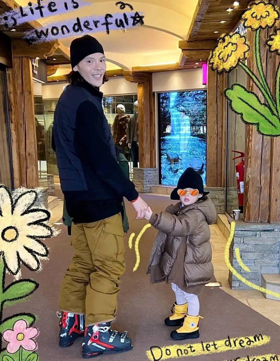 向佐晒滑雪全家福,郭碧婷美艳动人,儿女双全幸福满溢_照片_一家_家庭