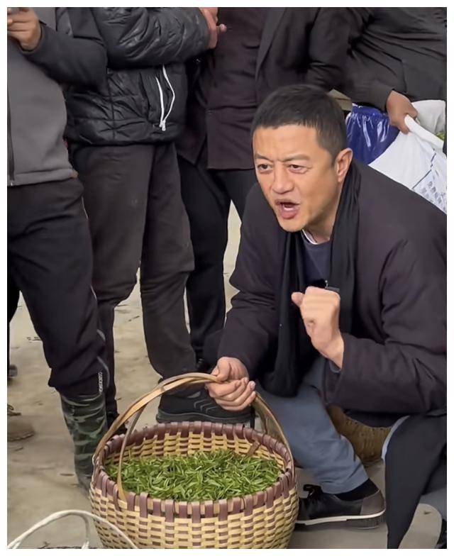 李亚鹏直播间落泪4000万还在纠结李厚霖秀大手笔惹争议