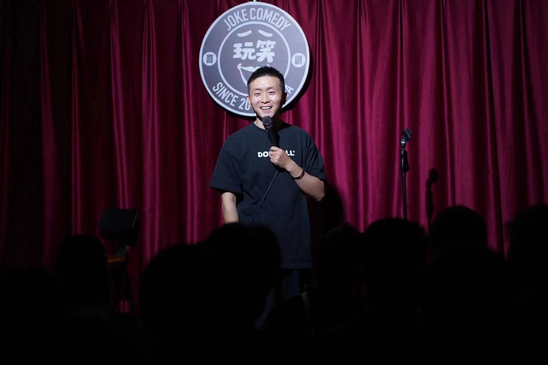 笑语中的智慧——玩笑喜剧脱口秀主理人曹磊_观众_表演_笑料