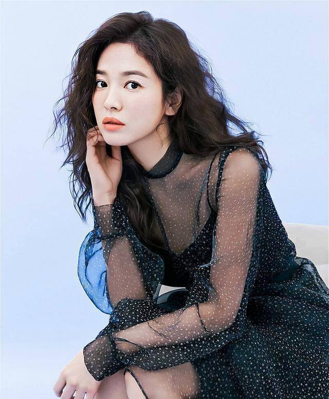 39岁宋慧乔生图都不显老,黑色方领裙配尚美巴黎首饰,时尚高贵_款式_气