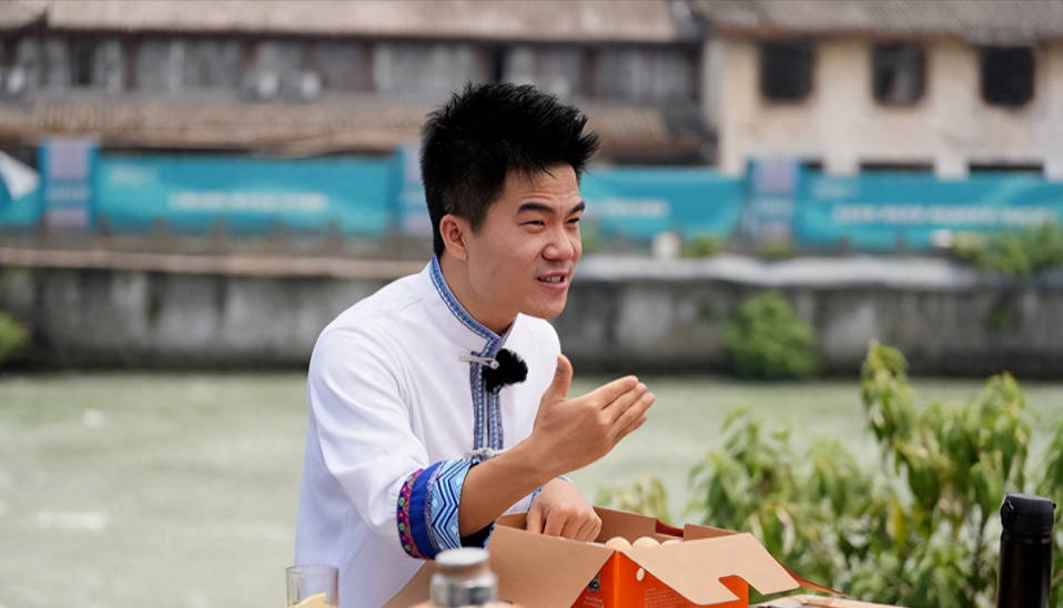 辛巴怒怼董宇辉:玉米6元一根,公司获暴利,回应说"谷