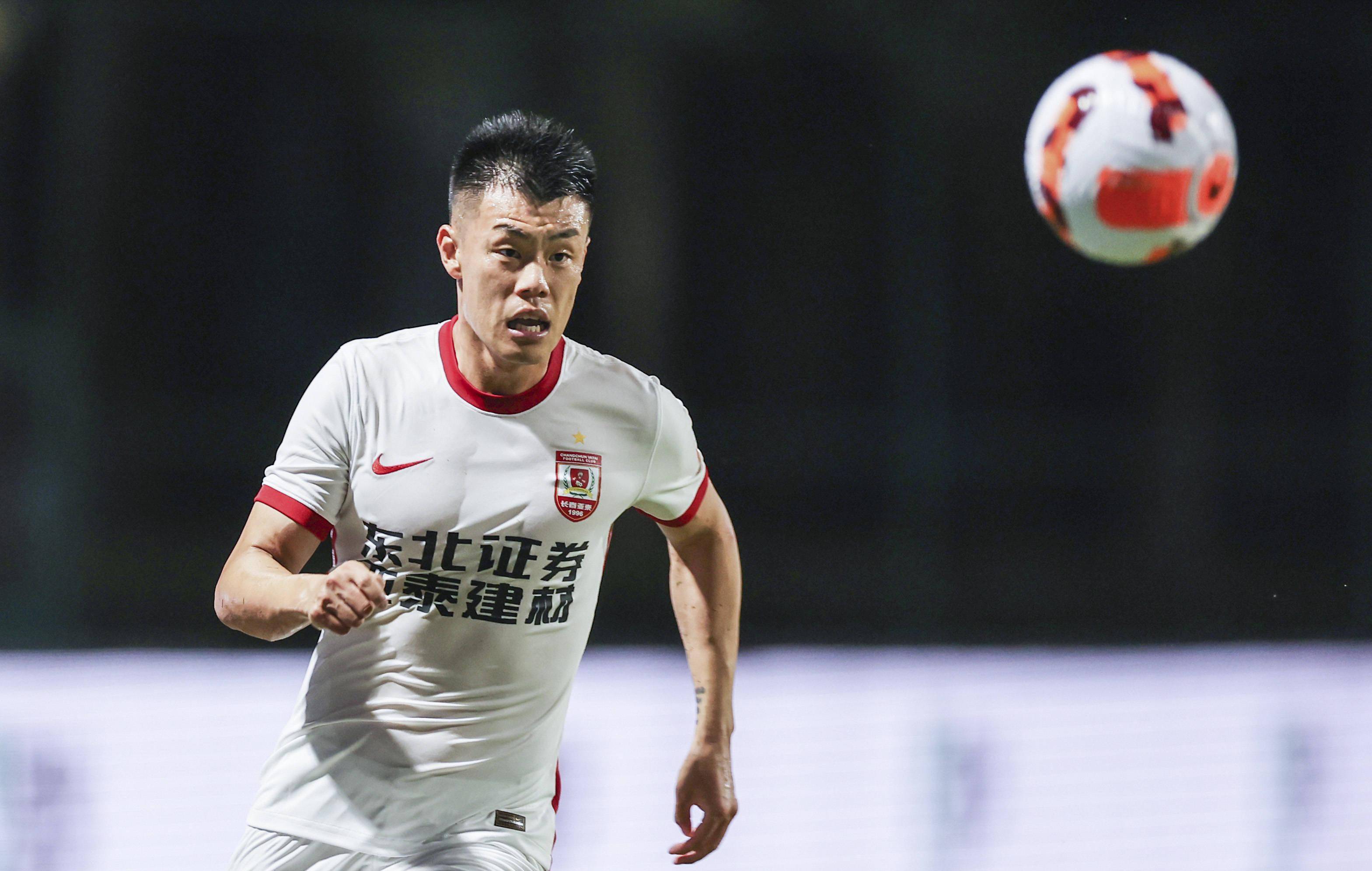 前锋为贝里奇,吉列尔梅,中场为王进贤,祖伊,张宇峰,谭龙,后卫为颜智宇