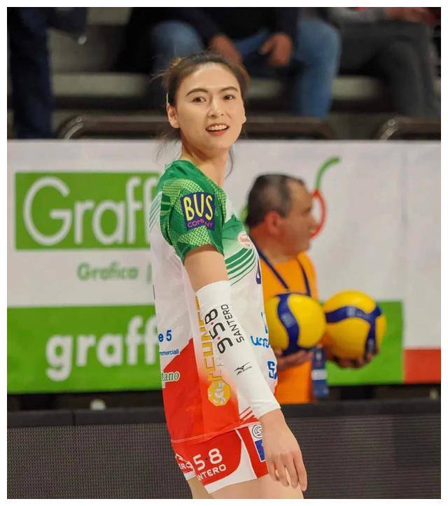中国女排目前面临着一些挑战,诸如朱婷是否参加巴黎奥运会,张常宁状态