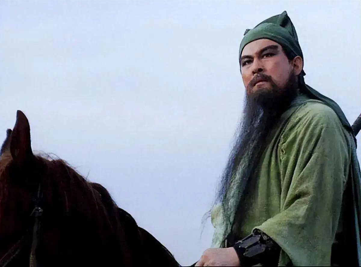 怒睁双目,瞬间就把对方的头斩了下来,因此人们普遍认为"关公睁眼,必有