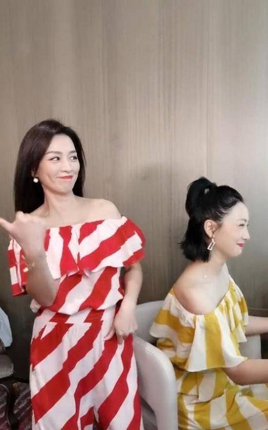 原创张庭陶虹穿闺蜜装同框直角肩太迷人年近50依旧充满少女感