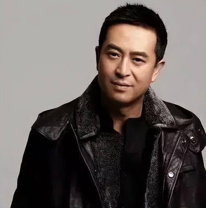 50亿身家富豪爱龙套乐张嘉译戏称片酬仅够加油费