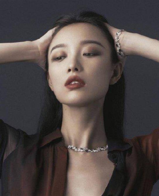 除此之外,倪妮此次妆容也十分高级,白皙的皮肤没有一丝瑕疵,淡雅的