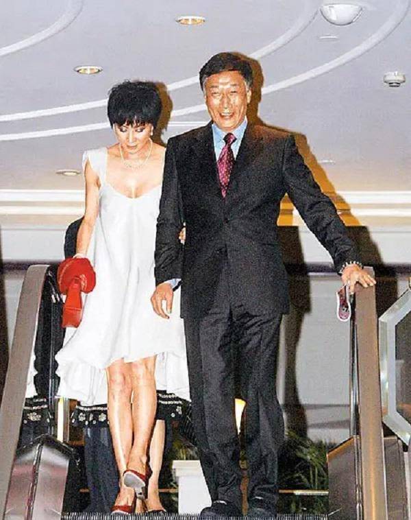 曾馨莹:挤掉林志玲嫁首富,你只看到她的美,却没看到