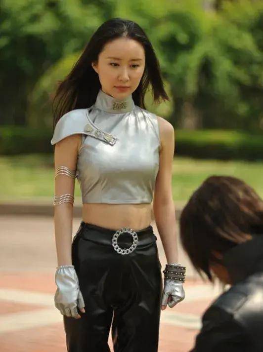 原创一人分饰两个角色的艺人看完李小冉的反差再看邓家佳直呼惊艳