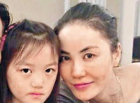 王菲新照片造型看不出有53岁,皮肤状态真好,女儿为她作画_宣传_母女