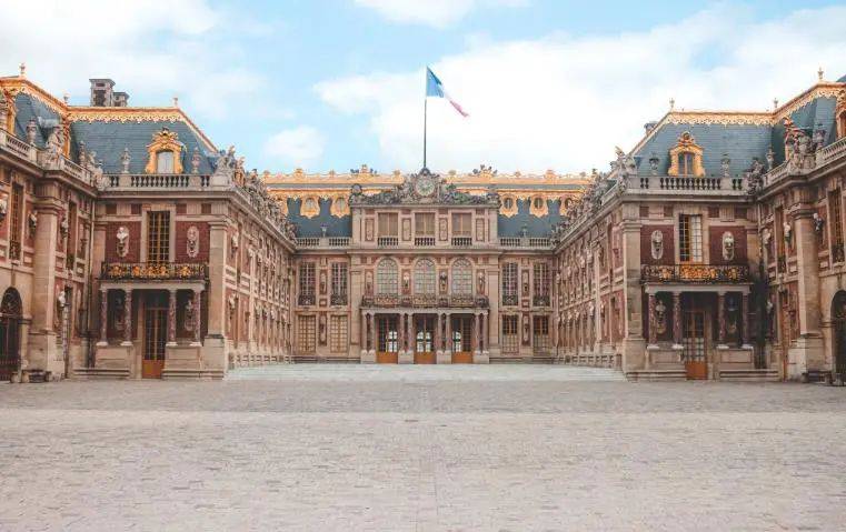 法国国王路易十四花重金建了一座极具巴洛克风格的宫殿,即凡尔赛宫