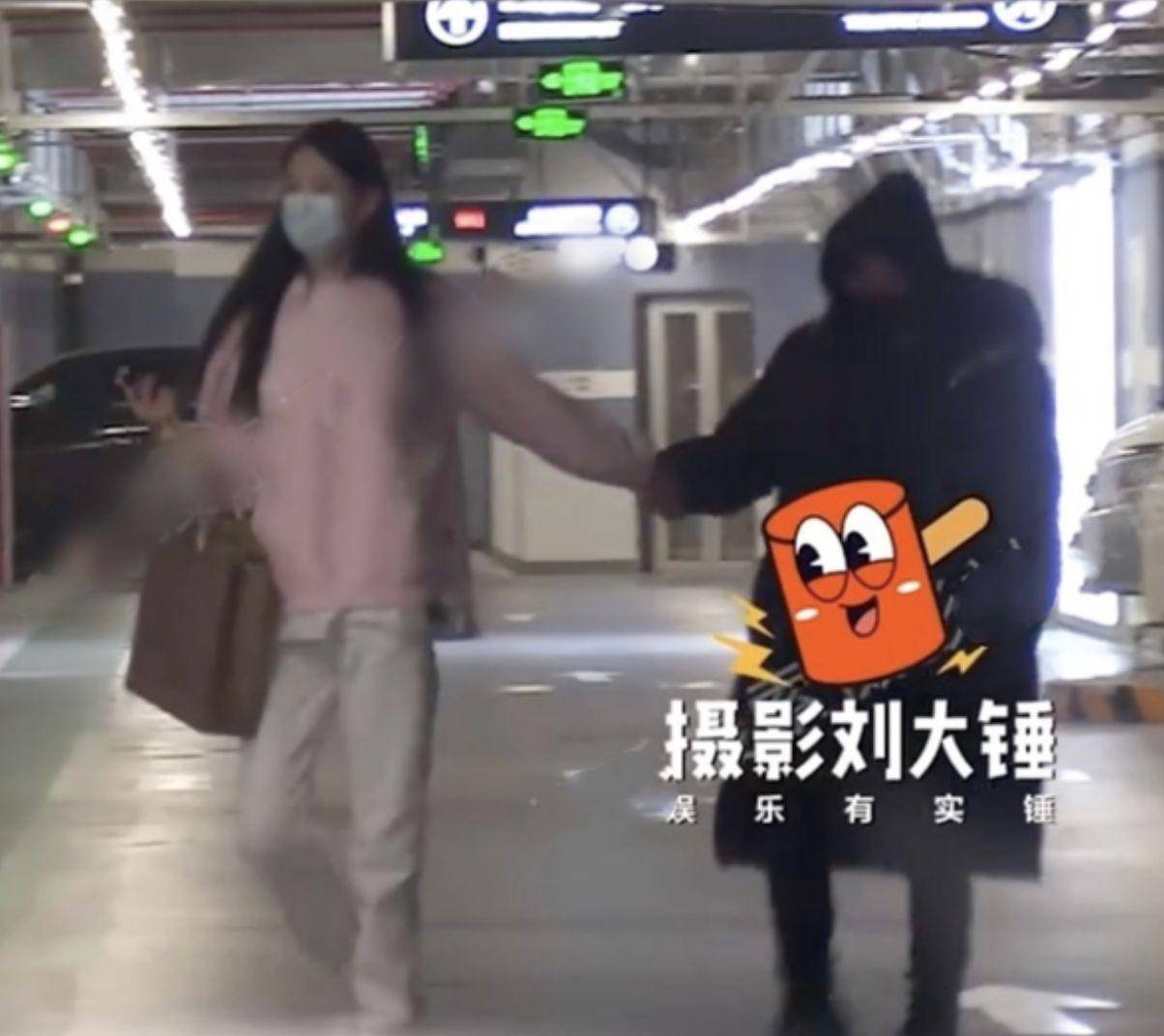 王宝强和女友牵手出门,最萌身高出差抢镜,感情旧事被重提_冯清_马蓉