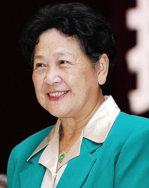 老艺术家再上舞台,时隔7年却是首发节目,她承受的苦难难以想象_陶玉玲