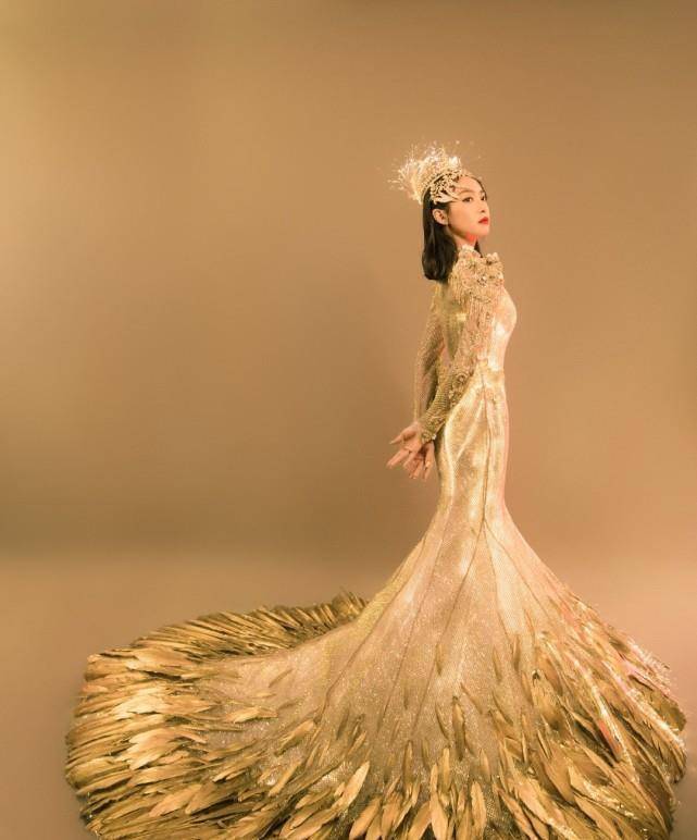 不愧是金鹰女神,宋茜火焰橙挑染发现身晚会,完美驾驭机车混搭风_造型