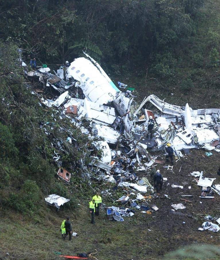 在那天载有巴西球队沙佩科恩斯的一架班机在哥伦比亚麦德林市附近坠毁