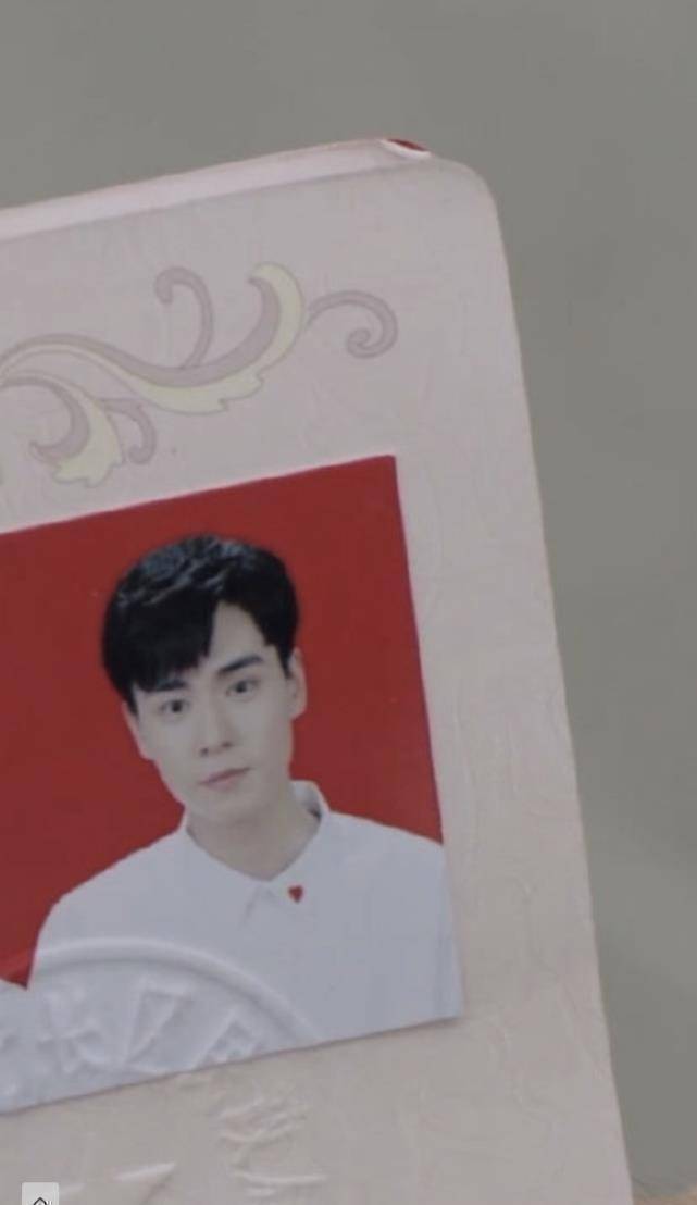 胡一天终于领证?昨天求婚太难今天证件在手,青涩婚照cp感倍增_吴白_李