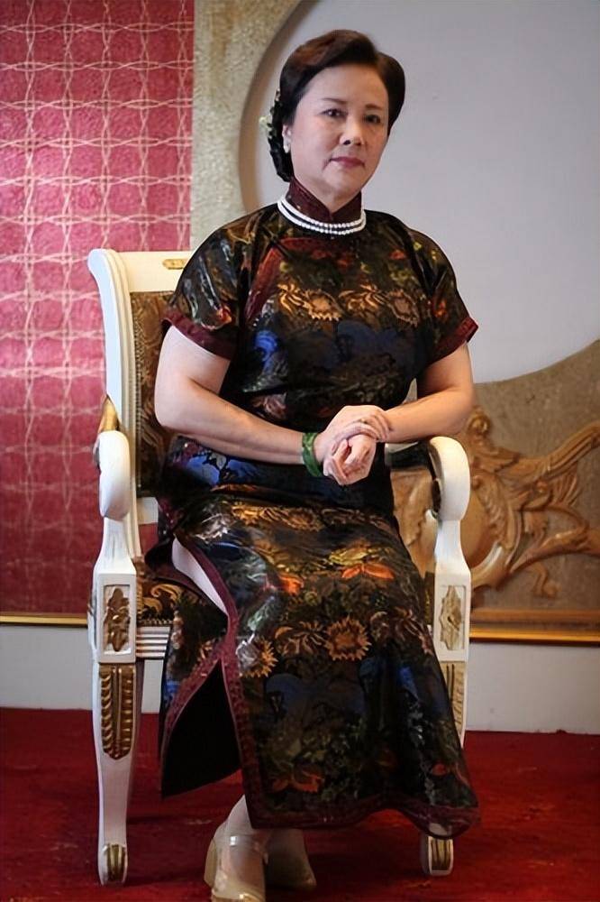 从一个豪门大小姐到被迫放弃演员梦,再到几乎失去生命,她的经历饱含