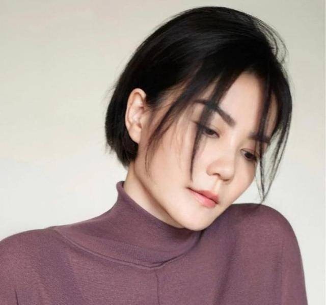 王菲新照片造型看不出有53岁,皮肤状态真好,女儿为她作画_宣传_母女