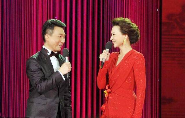 48岁康辉近照,恩爱28年的才女老婆,原来也是央视女主播_刘雅洁_生活
