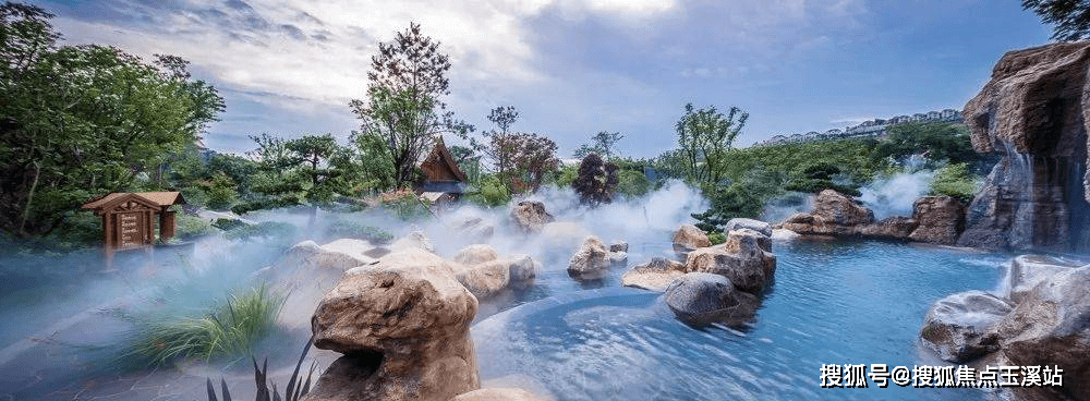 散落于山庄内的温泉泡池与自然相伴,景观设计与自然环境相融合.