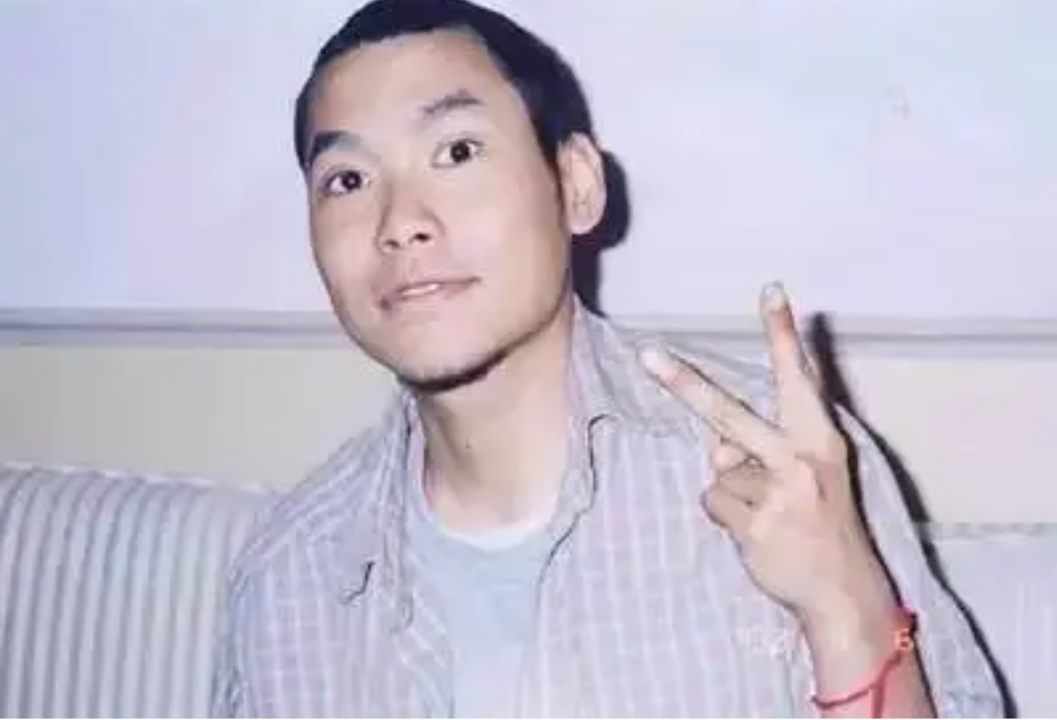 原创他14岁出国19岁入狱23岁靠在妈妈怀里离世一年后作品惊艳众人