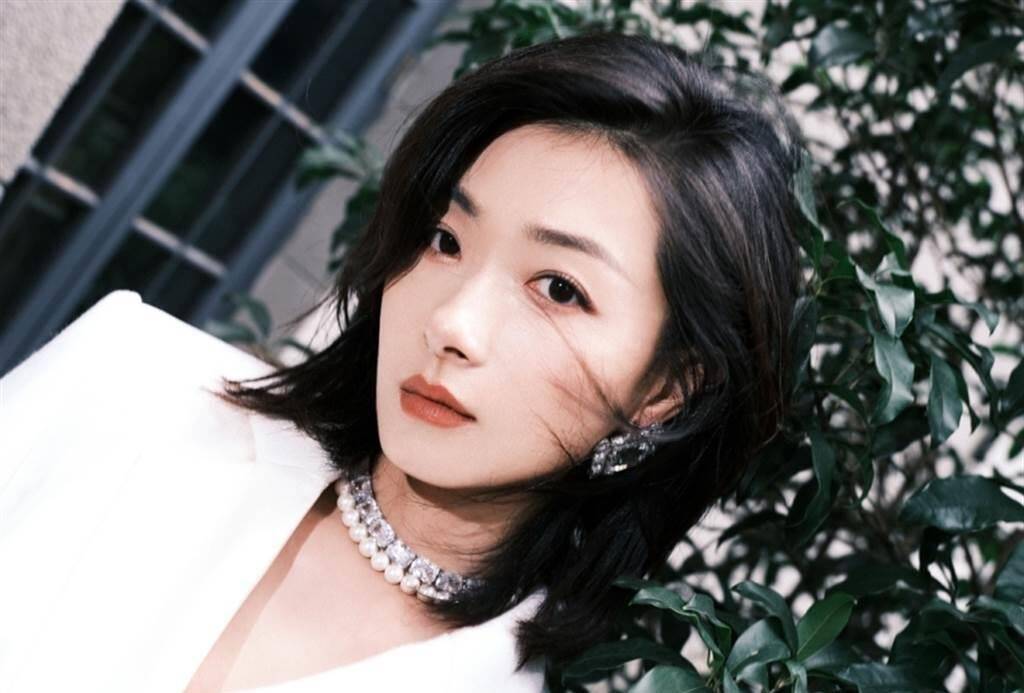 疯传万茜吃饭时的一张照片,瞬间引热议,万茜本人通过工作室回应