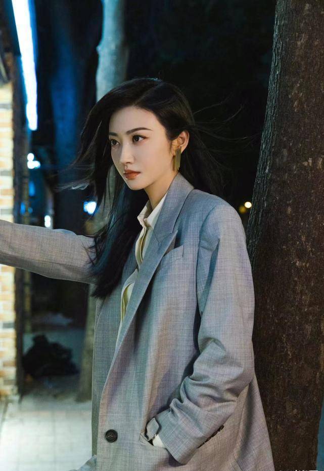 原创景甜这一身西装真大气搭配黑色手拎包颇有职场女王风范