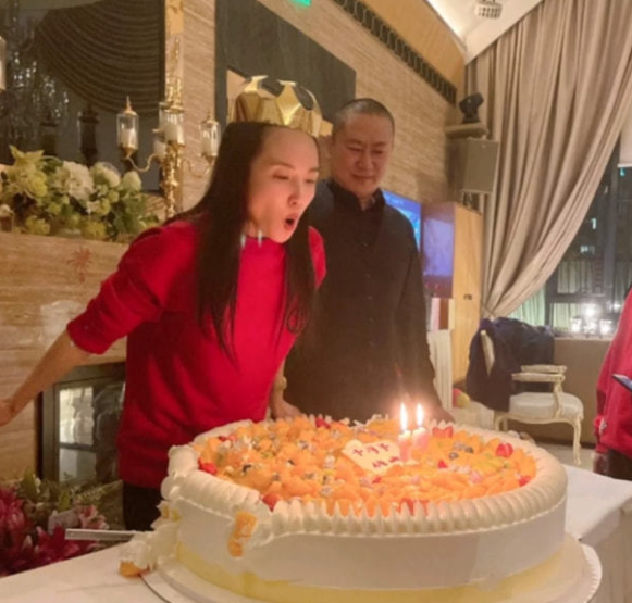 管彤罕晒婚纱照庆锡婚,神秘男子出镜制造惊喜,满头白发亚宁道贺_电视