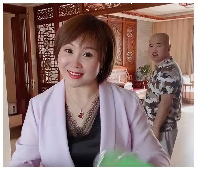 王小利二婚娶11岁娇妻,婚后喜迎一子一女,前妻温美玲.