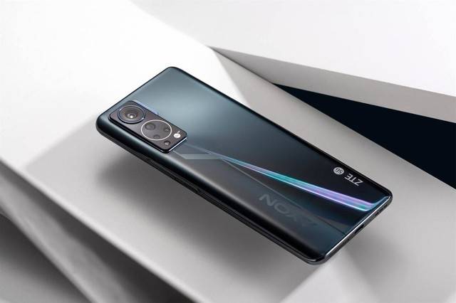 中兴axon 30s体验:真全面屏极致体验 苹果灵动岛尬住了_摄像_屏幕_屏