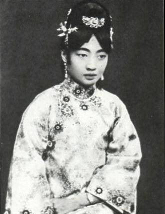 而是文绣,文秀长相平平,在端木康贵妃的坚持下,溥仪才勉强接受婉容入