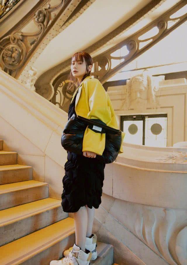 保鲜膜裙子配泡沫棉被包就算了,这仅仅是衣服上的另类之处,没想到她的