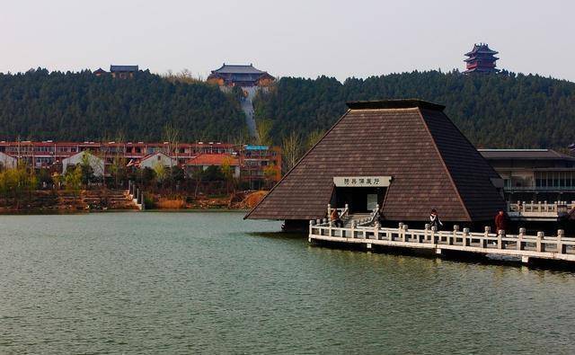 像彭祖园,楚王陵,潘安湖,大龙湖,窑湾古镇等景点同样值得一游.